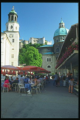 Австрия. Придорожное кафе с видом на город
