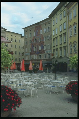 Австрия. Столики кафе без посетителей