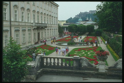 Австрия. Музеи города. Красочные аллеи парка