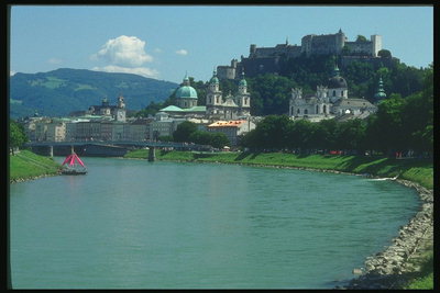 Австрия. Город на берегу реки