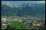Austrija. Miestas slėnyje kalnuose
