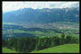 Austrijā. Skats uz kalniem un ieleju no augšas