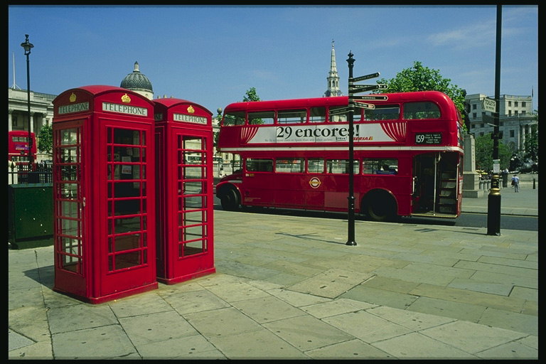红色巴士。 电话亭