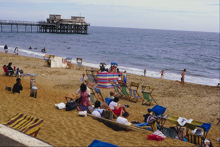 Град пясъчен плаж с посетителите