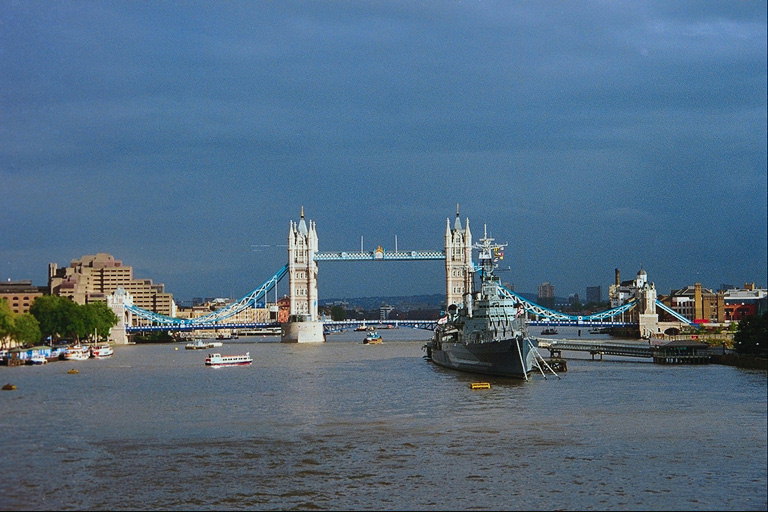 विस्तृत नदी के पुल और जहाजों