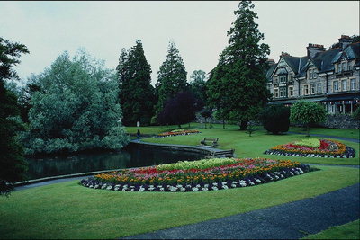 Květinové flowerbeds v parku ve městě