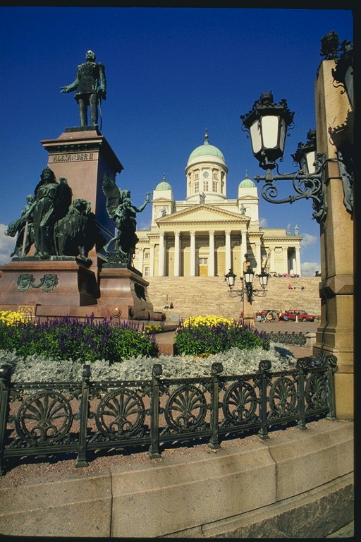 Ein Denkmal mit Skulpturen. Ansicht des Gebäudes