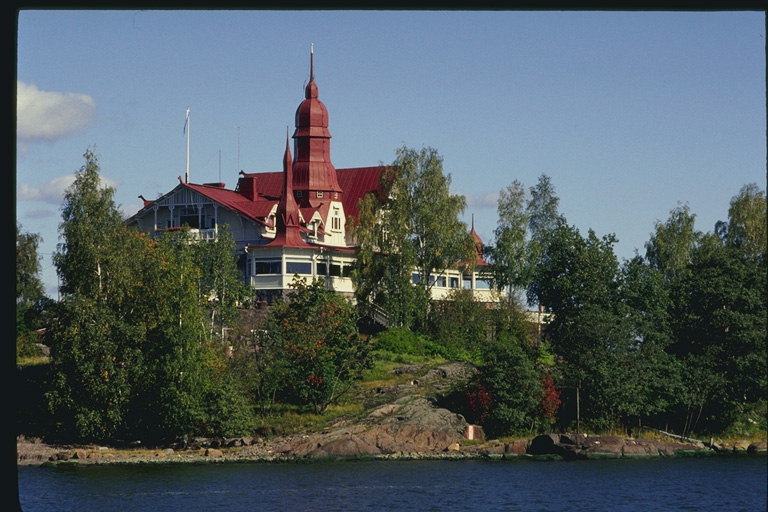 Hochhaus am Ufer