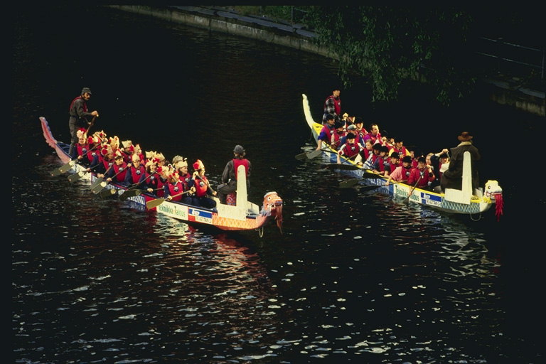Kompetisi perahu di sungai