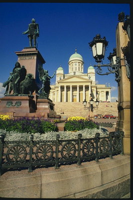 Um monumento com esculturas. Vista do edifício
