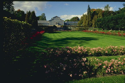 Der Park mit Blumen. Ansicht des Gebäudes