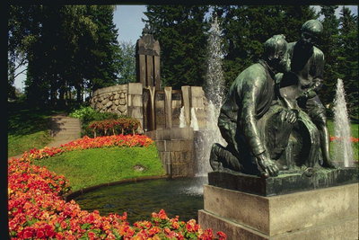 Skulptūrų parką. Fontano ir gėlynai