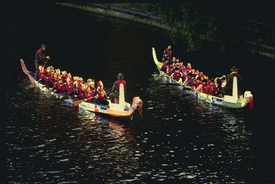 Соревнования на лодках по реке