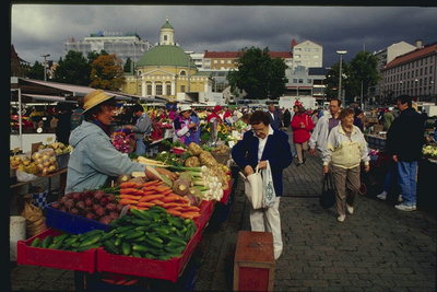 Pasar di kota. Menjual sayur-sayuran