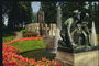 הפסלים בפארק. Fountains ו flowerbeds
