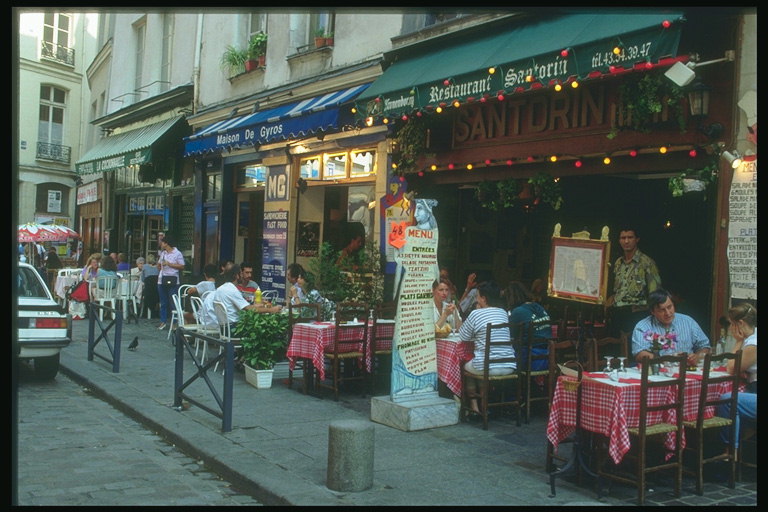 Кафе под открытым небом на улицах Франции