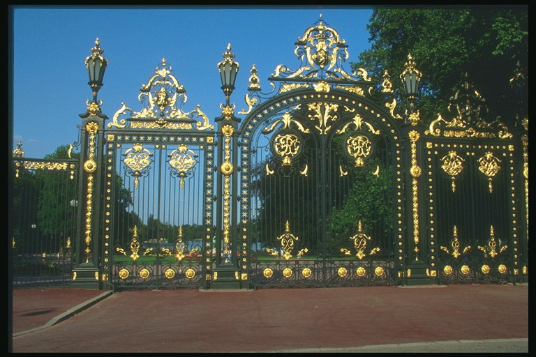 Металические ворота с украшениями золотого цвета