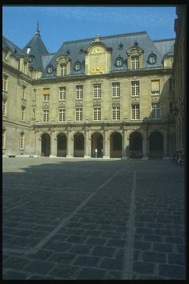 Дворик музея Лувр