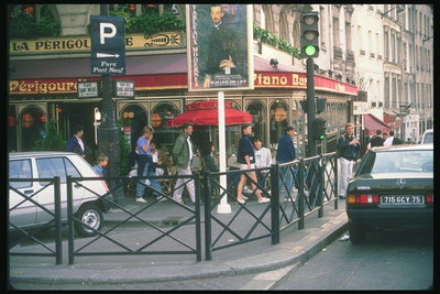 Шумными улицами Франции