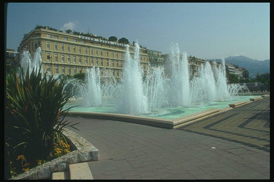 Шумящая вода фонтанов на площади