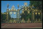 Металические ворота с украшениями золотого цвета