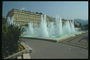 Шумящая вода фонтанов на площади