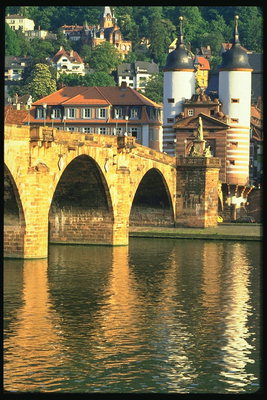 Отражение моста с желтого камня в воде