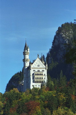 Здание в готическом стиле, с высокими башнями