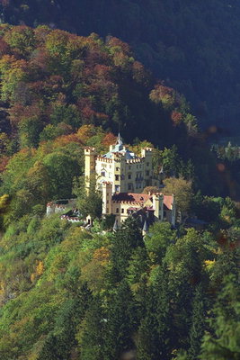 Замок с квадратными башнями. Осенний пейзаж