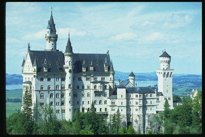 Замок с белоснежными стенами и темной крышей