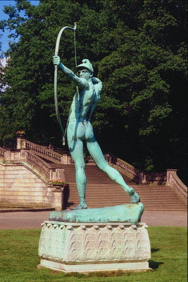 Статуя. Лучник с материала голубого цвета