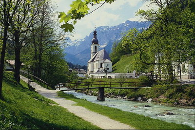 Церковь на склоне холма. Горная река