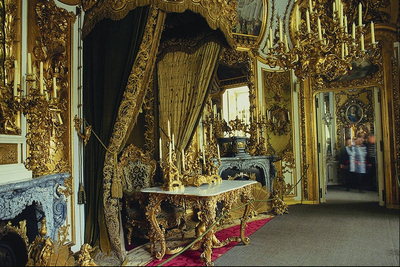 Комната с королевским декорм. Столы, подсвечники, зеркала