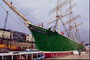Порт. Корабль зеленого цвета