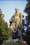 Памятник. Мужчина в плаще с лавровым венком в руках