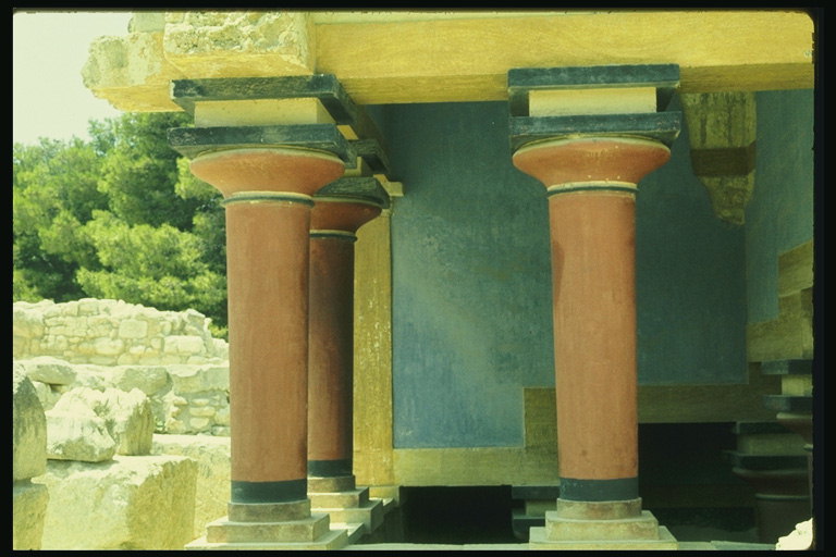 Красного тона колоны с синими полосками