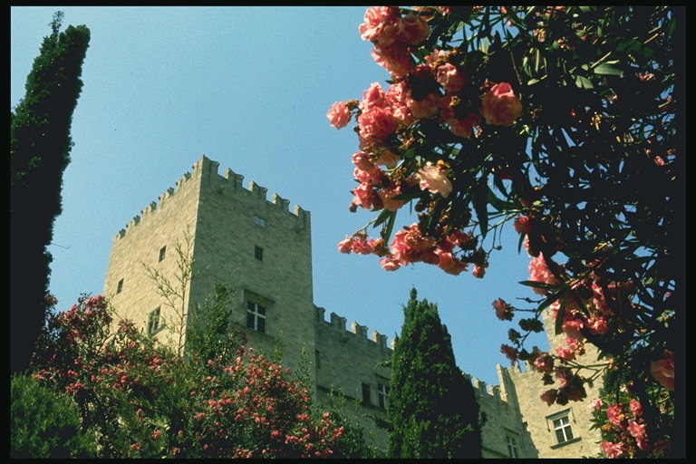 Крепость с квадратными башнями