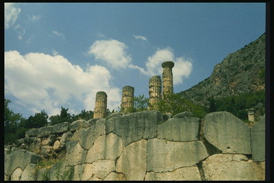 Каменные столбы на скале