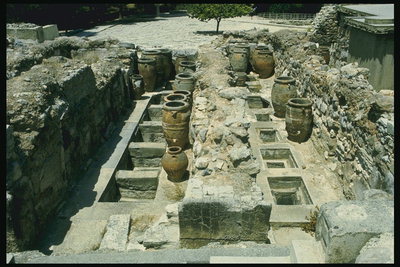 Каменные стены и керамические вазы
