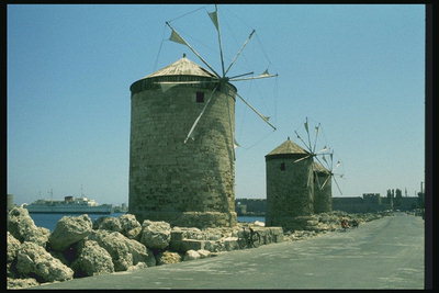 Мельницы на берегу моря
