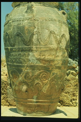 Древняя керамическая ваза с рисунками волн и линий