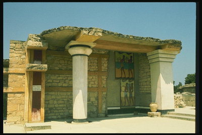Стена с рисунками по египетским мотивам
