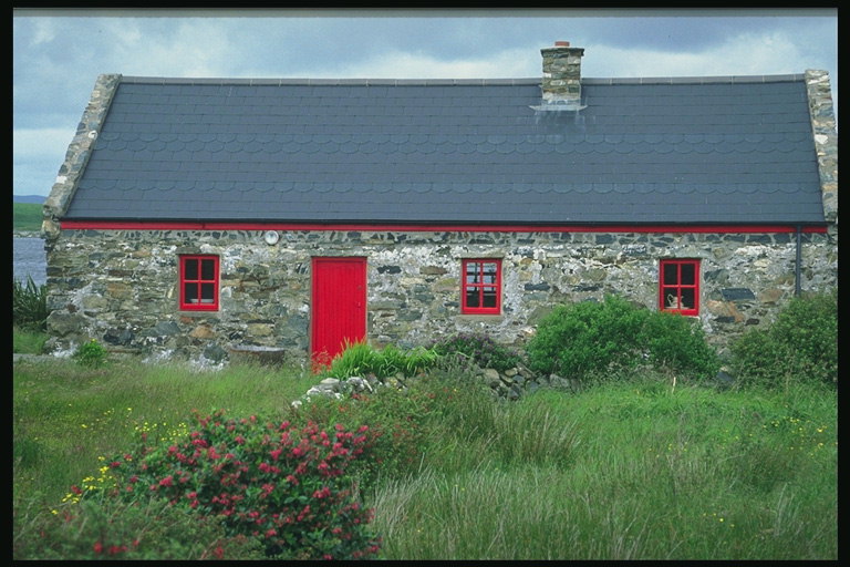 Домик с серого камня. Красные окна и дверь