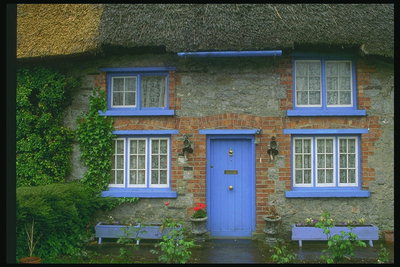 Дом с яркими синими окнами и дверью