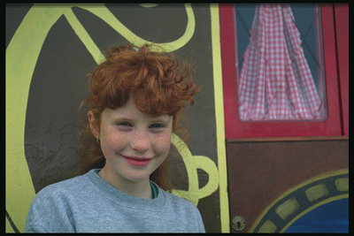Девочка с веснушками и рыжими волосами