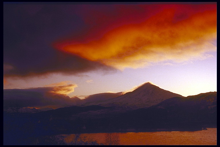 Красно - огненные облака над горами