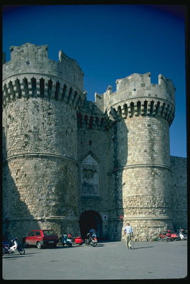 Замок с круглыми башнями