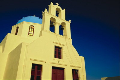 Здание церкви с голубым куполом и колоколами