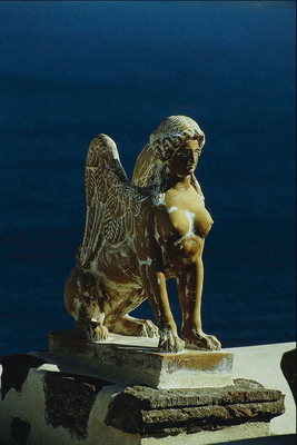 Статуя. Девушка с телом льва и крыльями ангела