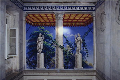 Рисунок на стене. Статуи полуобнаженных девушек на колонах